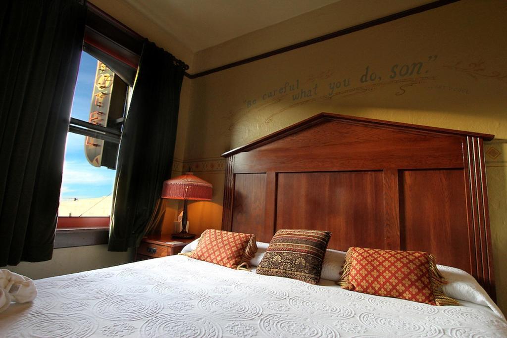 Mcmenamins Olympic Club Villa Centralia Room photo