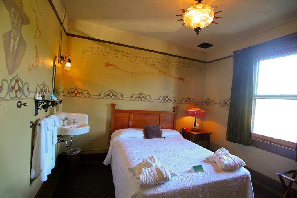 Mcmenamins Olympic Club Villa Centralia Room photo